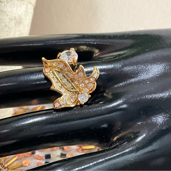 Gold tone leaf ring with rhinestones size 10 - Picture 5 of 12